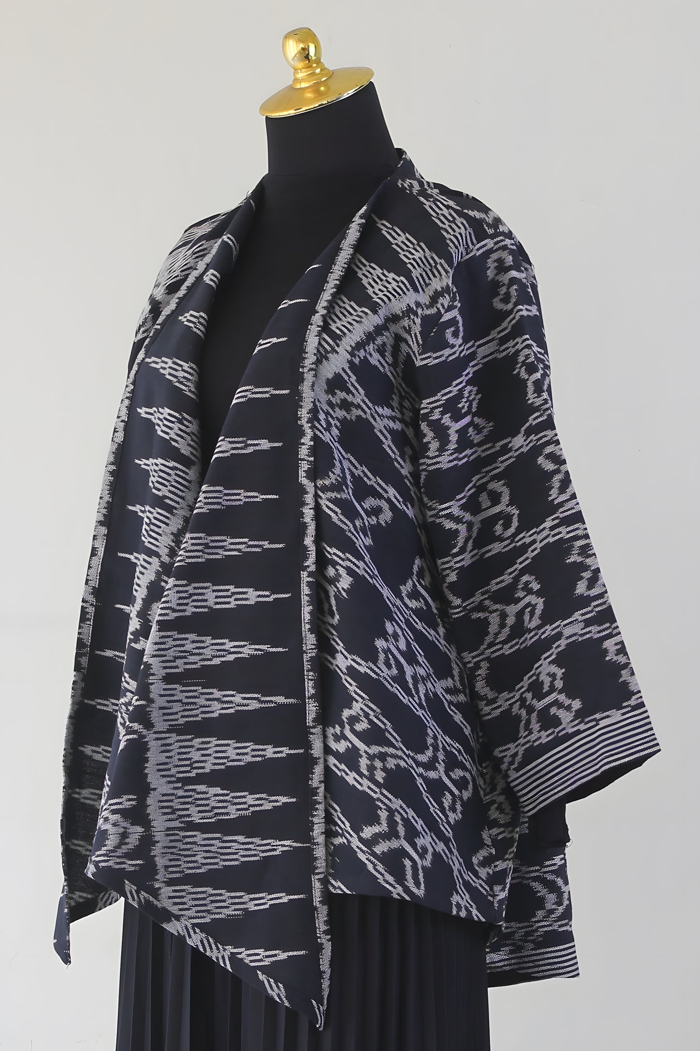 Iswari Black Tenun Outer